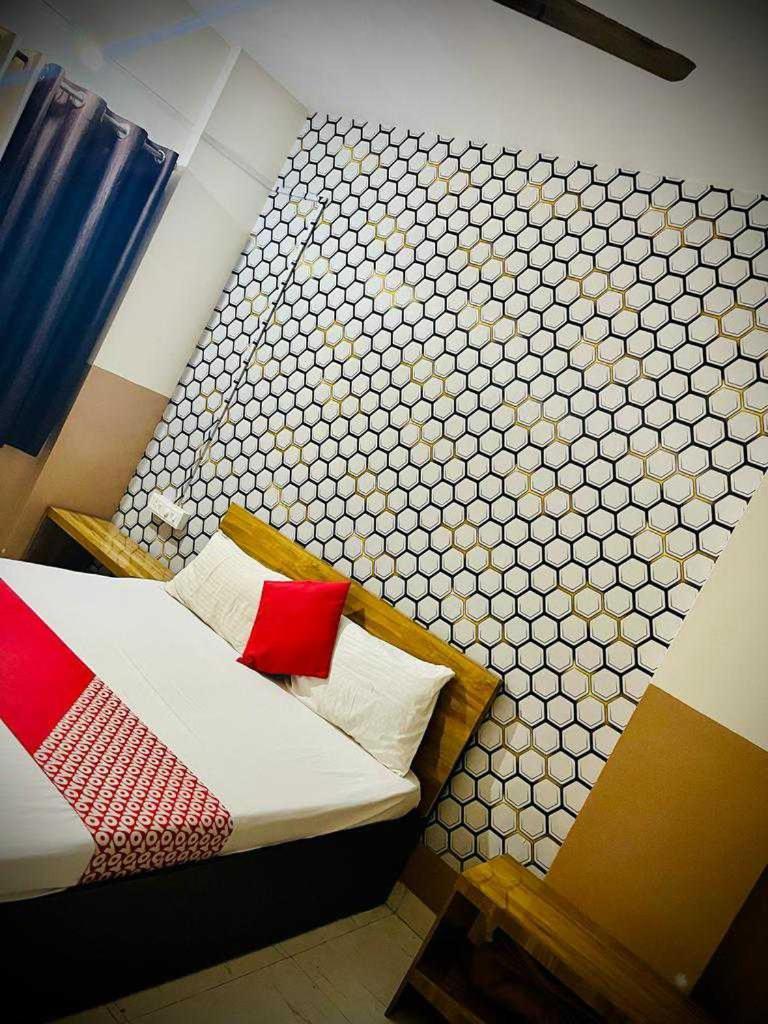 Hotel Royal Lodging Phursungi Екстер'єр фото