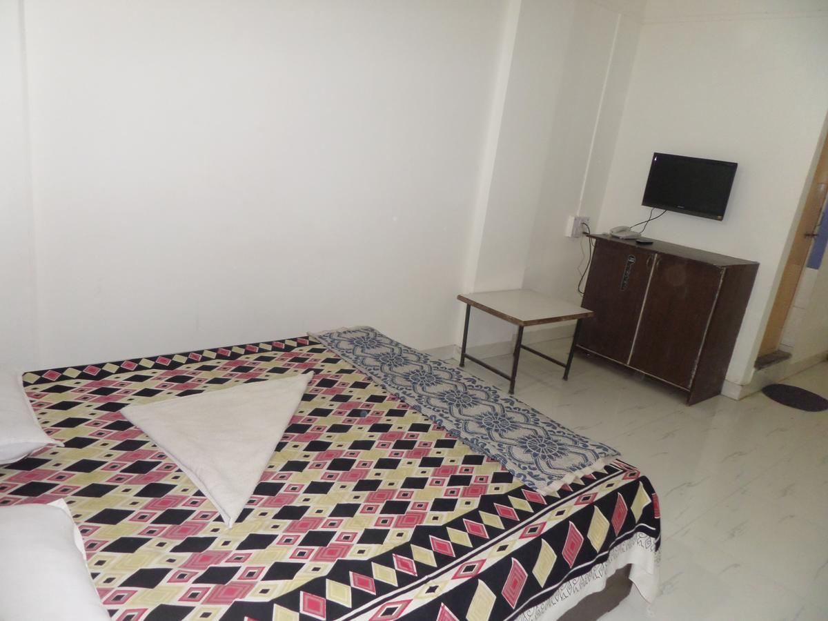 Hotel Royal Lodging Phursungi Екстер'єр фото