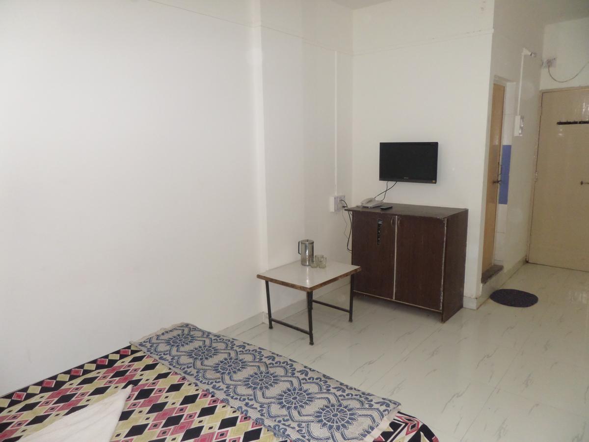 Hotel Royal Lodging Phursungi Екстер'єр фото